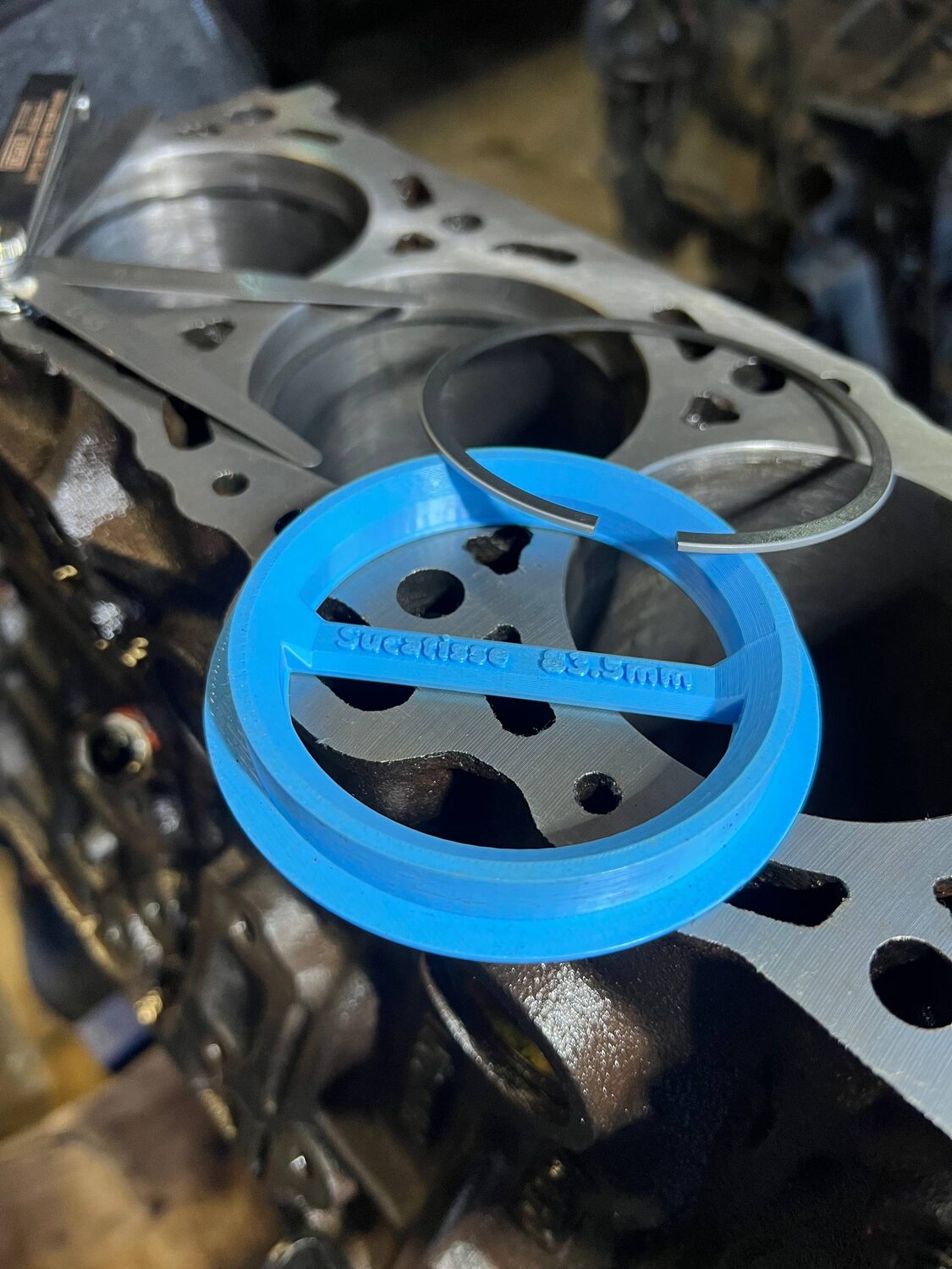 Gastámos mais no compressor de segmentos do que no jogo de segmentos. Imprimimos o nosso